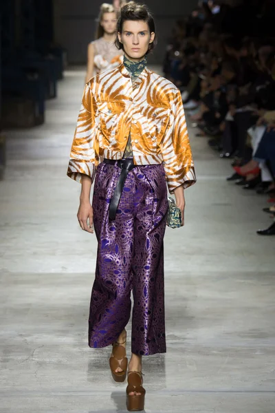 Look 30